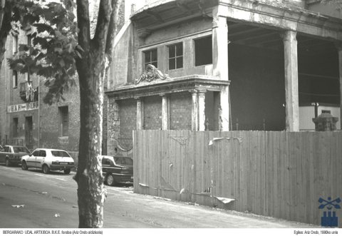 Movillas etxeko frontoia ladriluz itxita