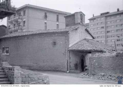 San Lorentzo ermita botatzen.