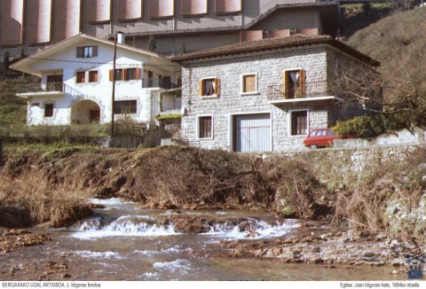 Amillagaiturrondo etxea eskuman