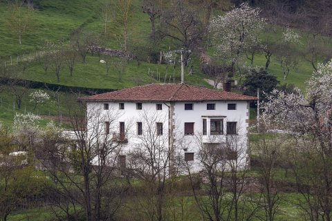 San Joxepe, M. Lagundia gainetik aterata